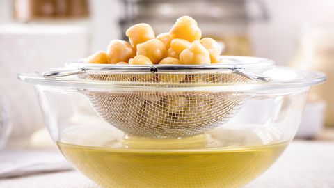 Недооценённая вода из под бобовых: как ее использовать?