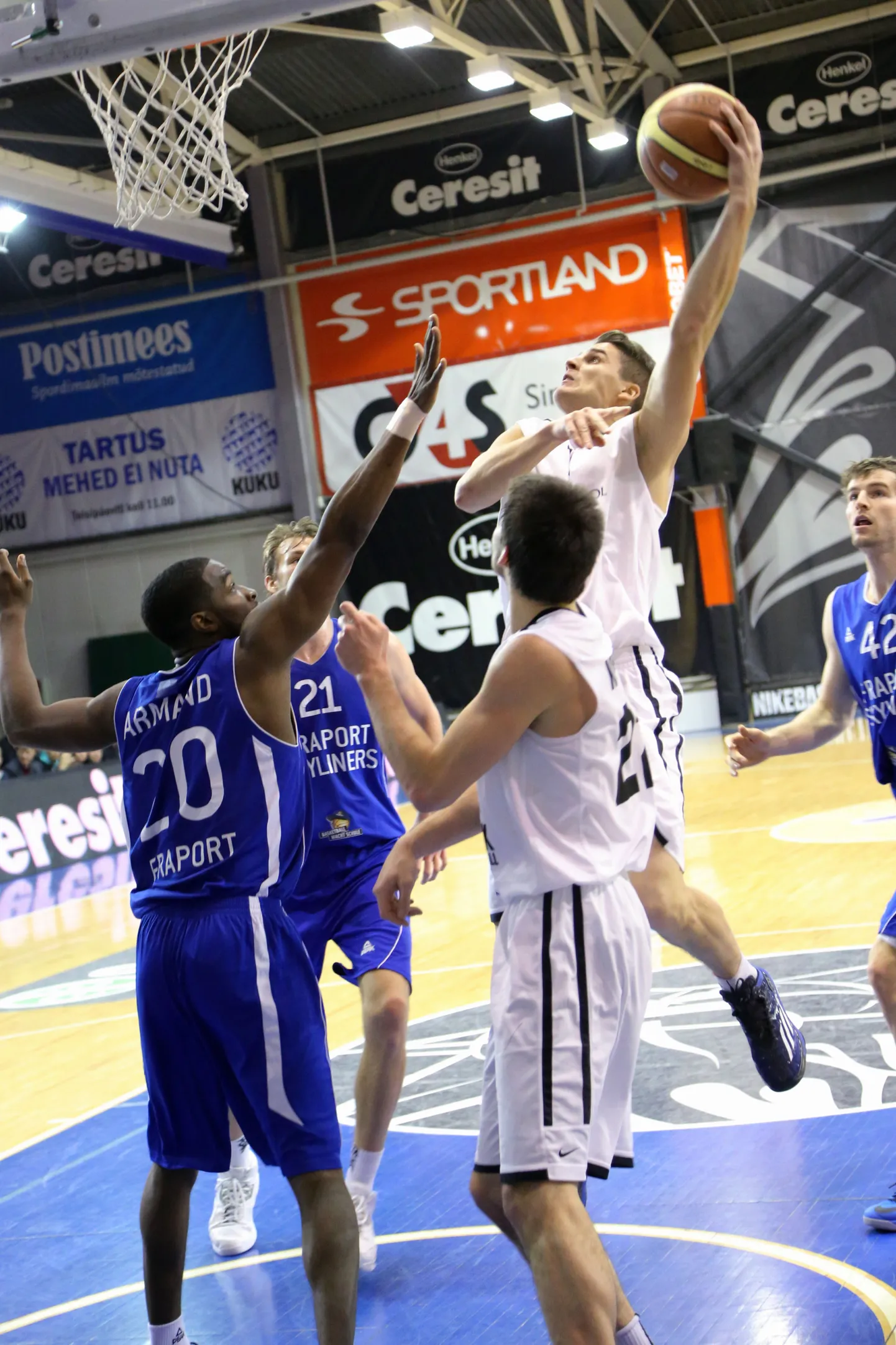 Tartu Rock (valges) Eurochallenge'i sarja vahegrupi avamängus.