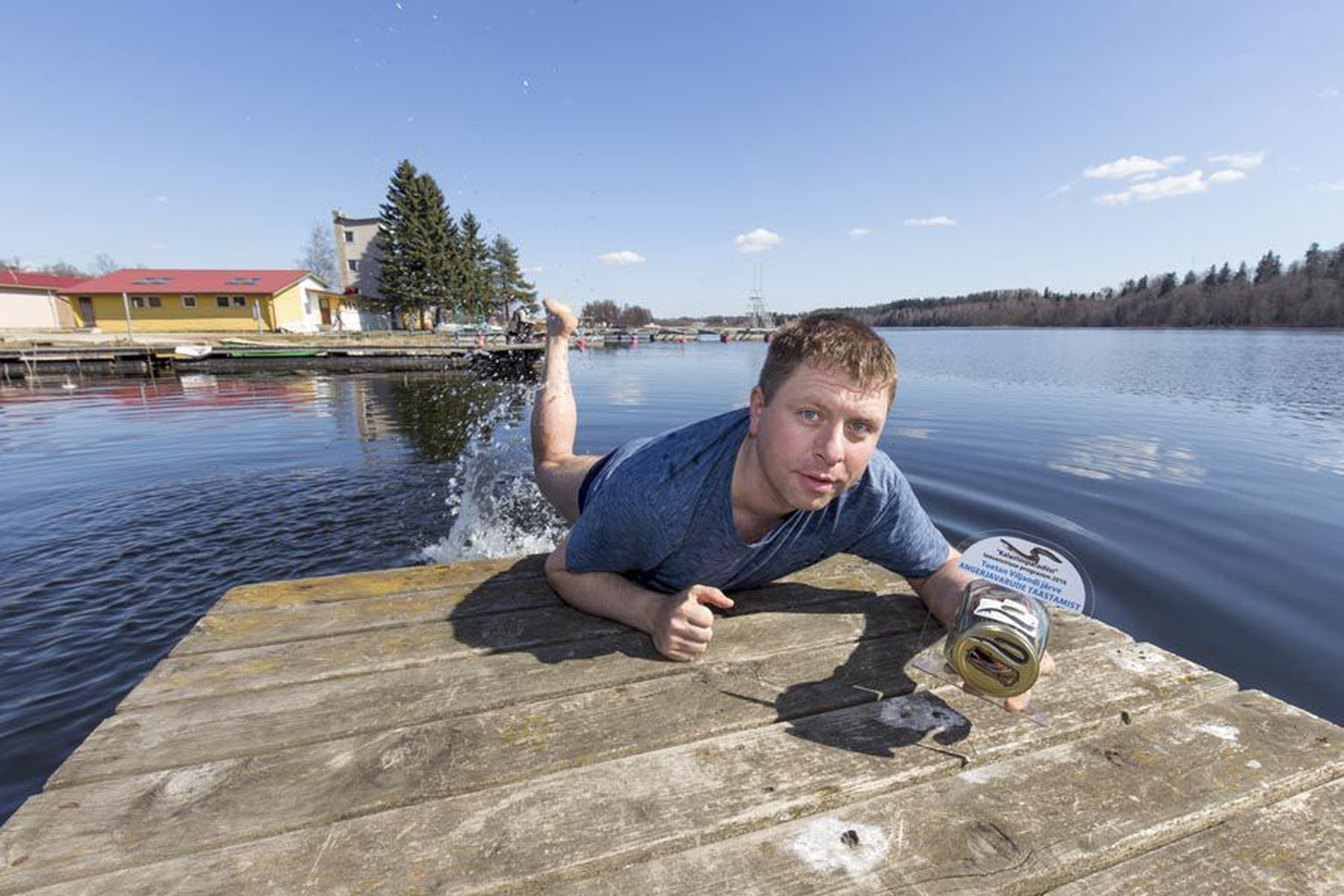 Angerjate taasasustamise projekti eestvedaja Taavi Kobin käis eile Viljandi järve vett piidlemas. Suvel päästetakse sinna lahti Viiratsi angerjakasvatuse angerjamaimud.