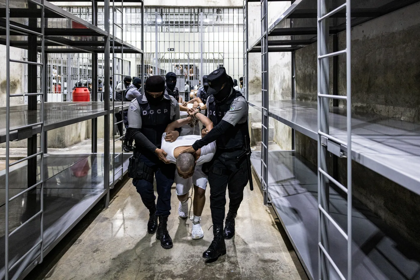 El Salvadori vangivalvurid eskordivad väidetavaid Ameerika Ühendriikidest välja saadetud inimesi, keda peetakse Venezuela jõugu Tren de Aragua liikmeteks.