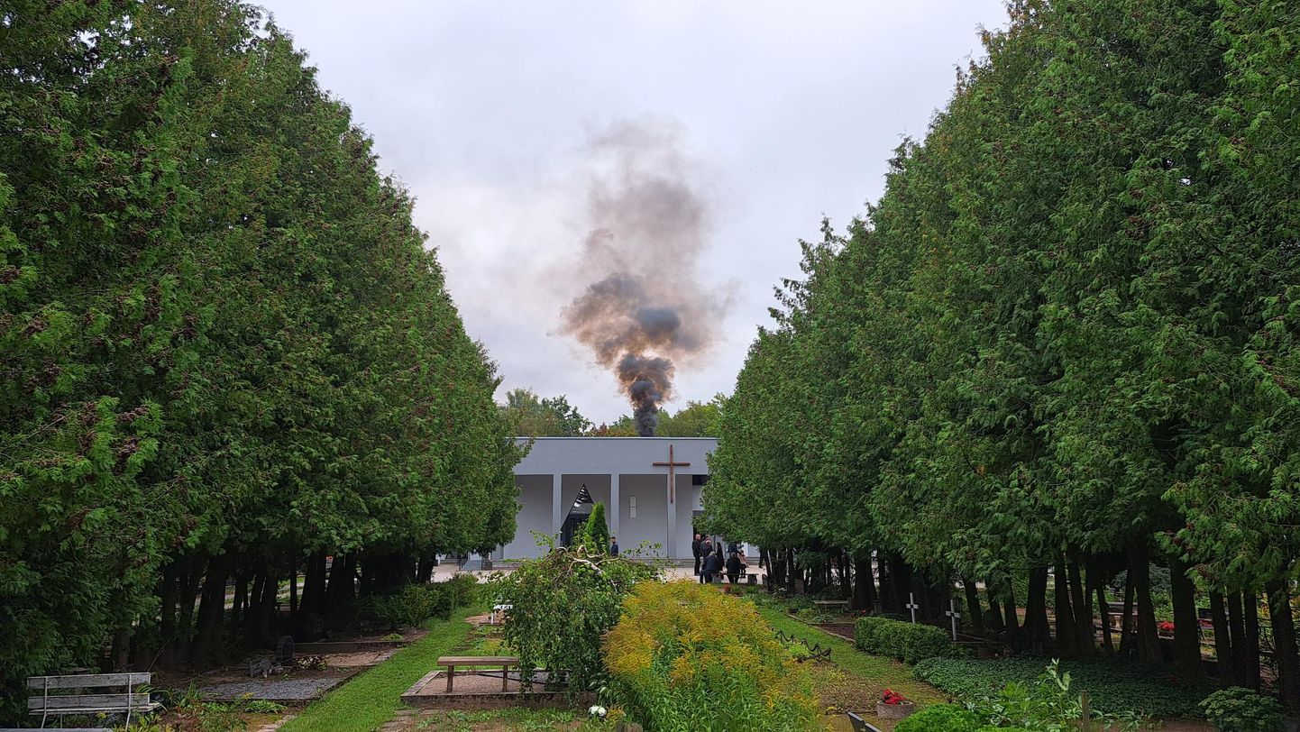 8. septembri pärastlõunal tõusis Jaama tänaval asuvast krematooriumist muret tekitavalt tumedat suitsu. Parasjagu toimus hoones ka leinatalitus. 