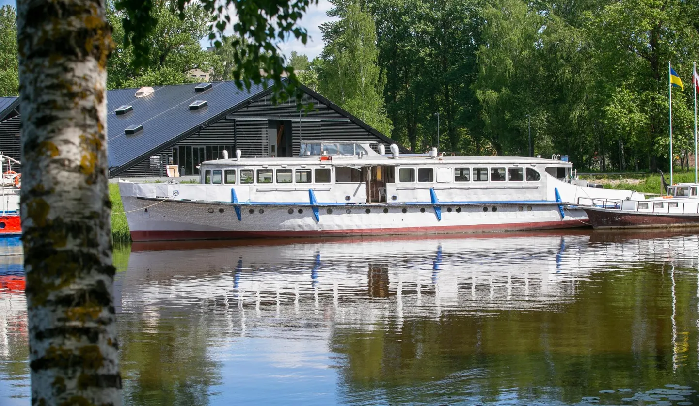 Jõelaev Vanemuine ootab lodjakoja juures veel proovisõitu. Kui see õnnestub, saab laev järgmisel suvel hakata rahvast vedama Piirissaarde ja Peipsi-äärsetesse sadamatesse.