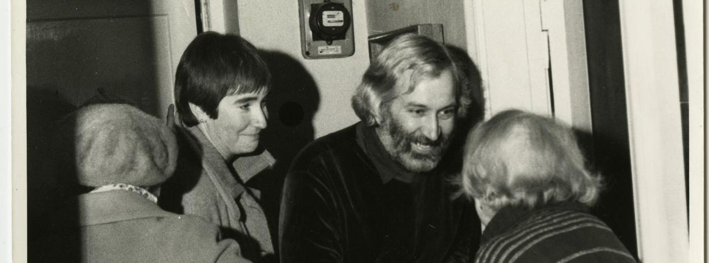 Tiia Toomet ja Jaan Kaplinski Betti Alveri 80. sünnipäevalt Tartus 23.11.1986. Foto: A. Lõhmus. EKM EKLA, B-192:53