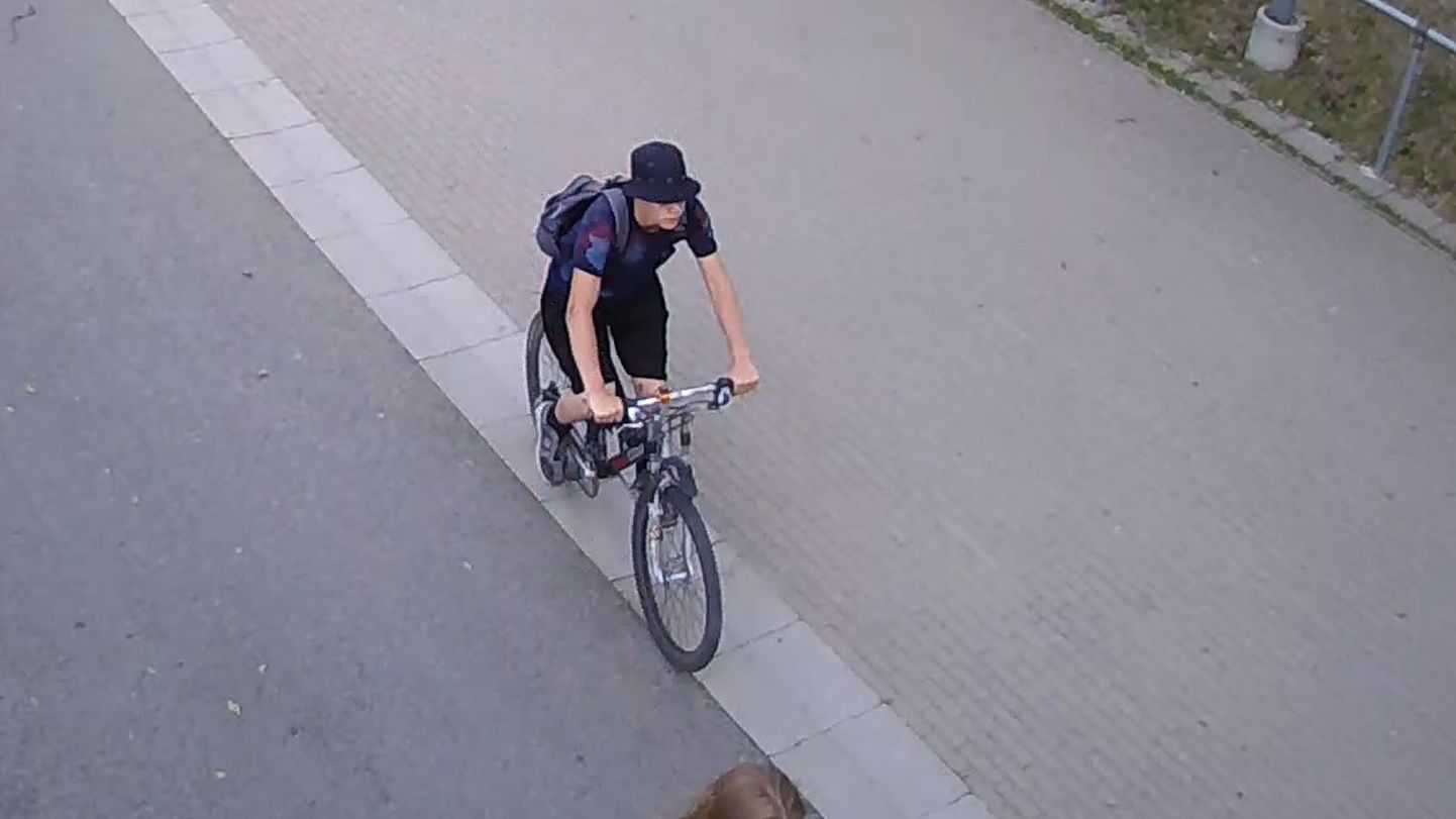 Tagaotsitav jalgrattur liikumas turvakaamera pildil õnnetuspaga lähedal.