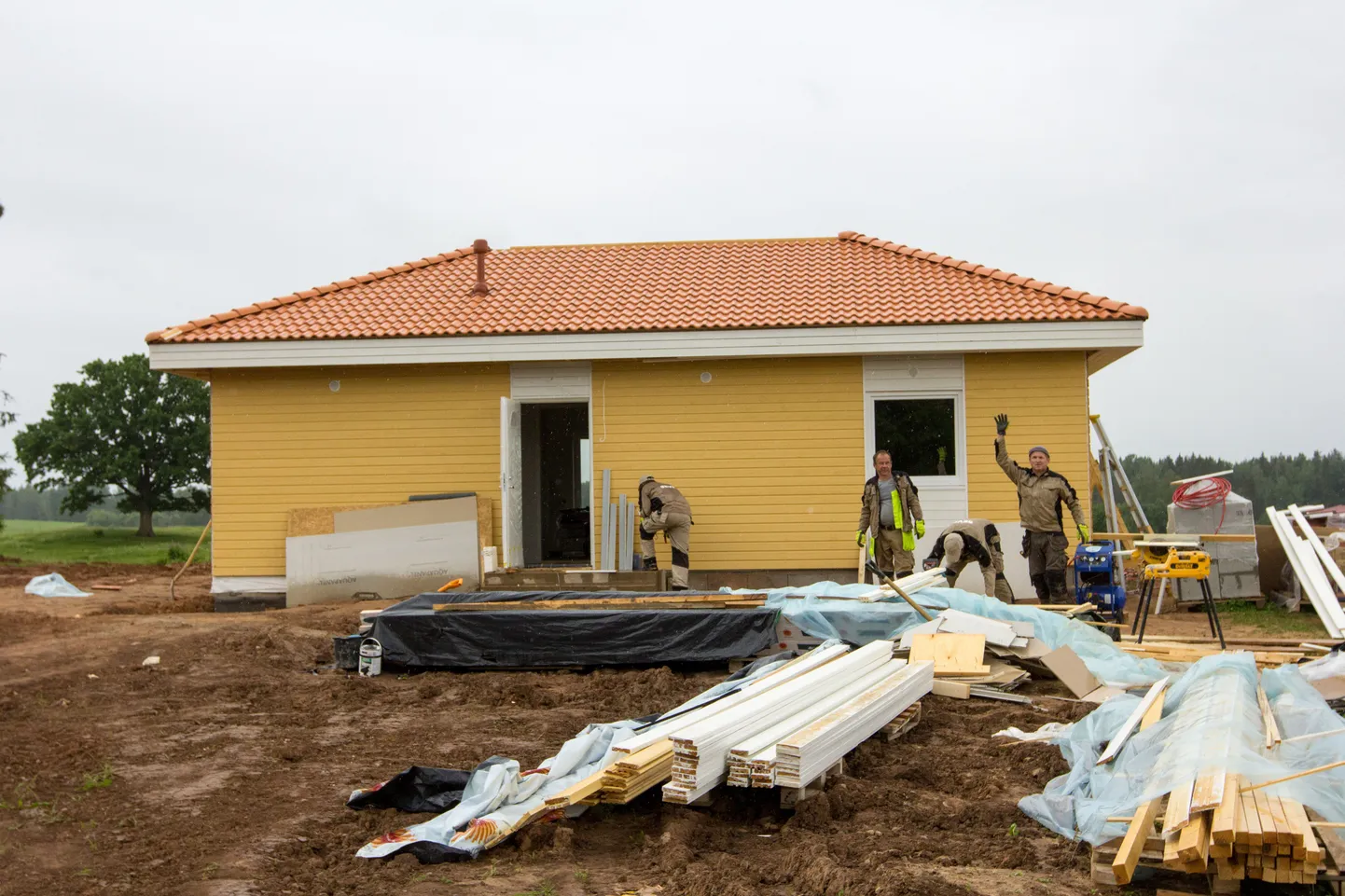 AS Seve Ehitus töömeestel on kibekiired tööpäevad. Kaido maja plaanitakse valmis saada juuni lõpuks.
