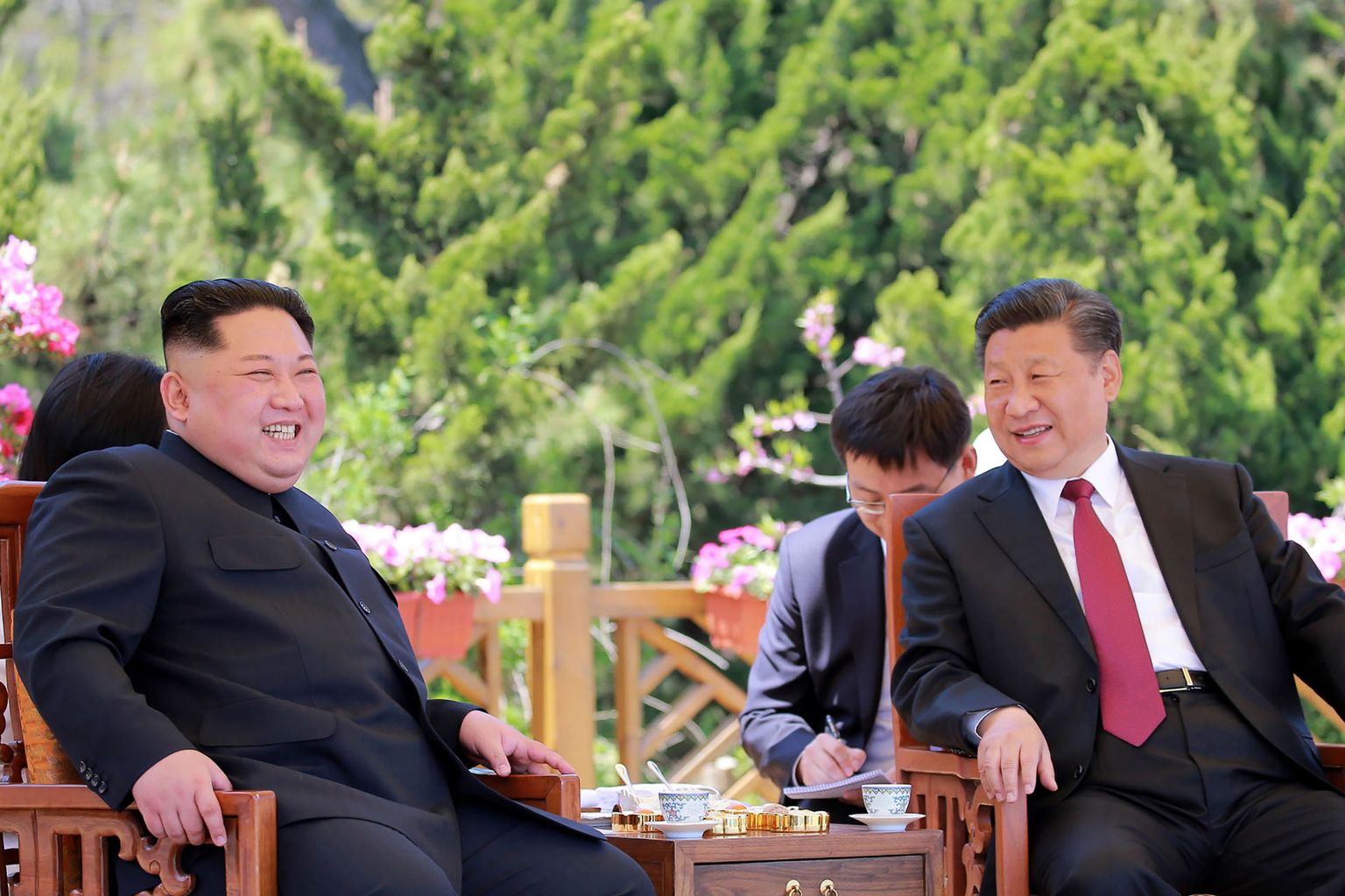 Kim Jong-un ja Xi Jinping maikuu kohtumisel tehtud fotol.