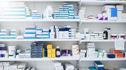 Katrs piektais iedzīvotājs recepšu zāles lētākas cenas dēļ iegādātos ārpus aptiekām, liecina aptauja