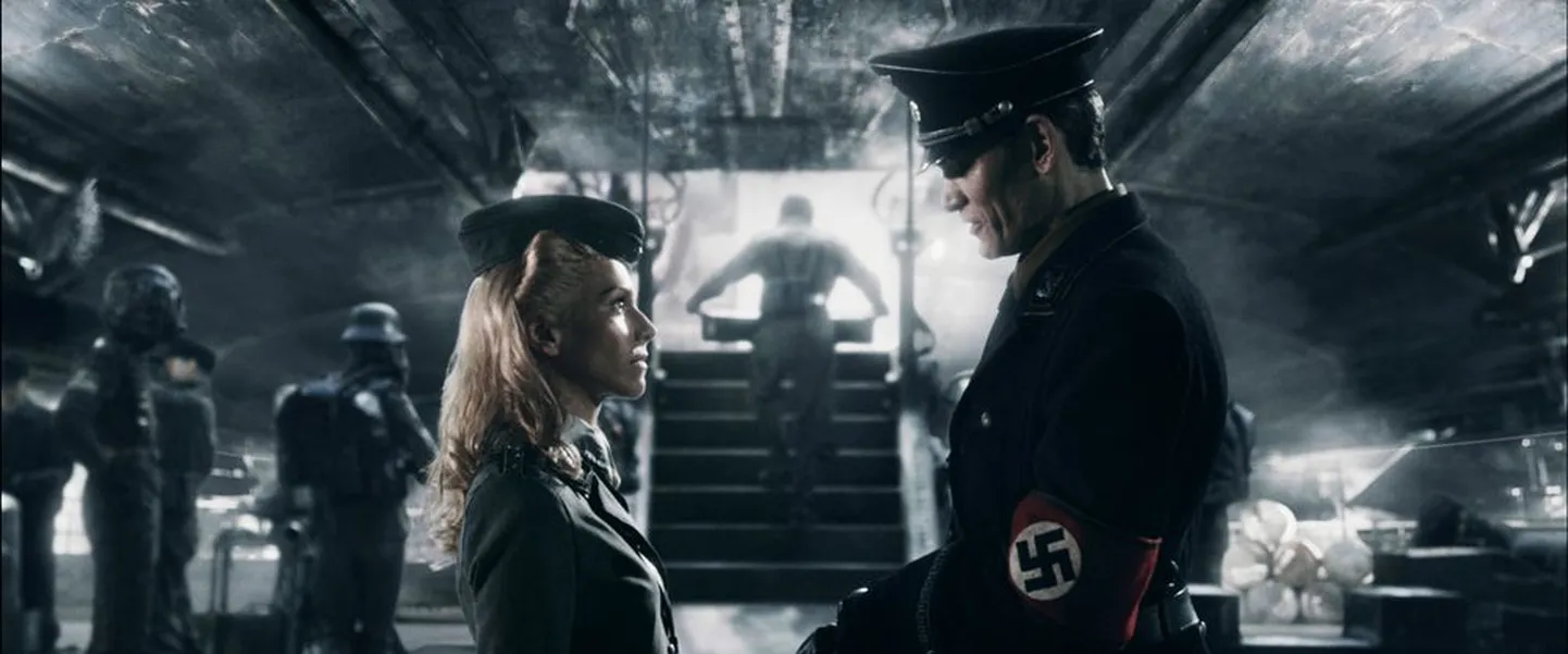 Natsi-ufo stardib Maa suunas. Peaosalised Götz Otto (Klaus Adler) ja Julia Dietze (Renate Richter).