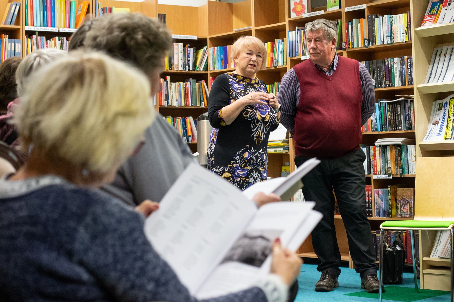 Eevi Paasmäe ja Evald Teetlok rääkisid Sinimäe raamatukogus, kuidas sündis trükis Laagna kandi kadunud koolidest.