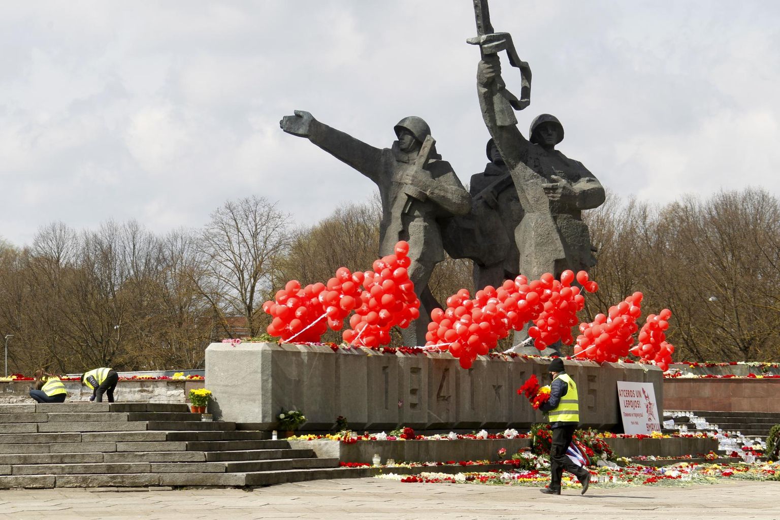 Lilled 9. mail nõukogudeaegse mälestusmärgi juures Riias. Lillede eemaldamine järgmisel päeval põhjustas pingeid nii Läti ühiskonnas kui ka valitsuses.