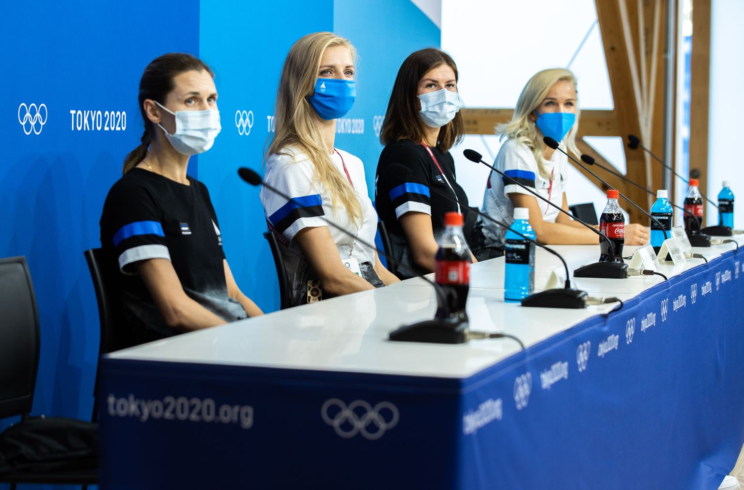 Eesti vehklejad Tokyos võistluseelsel pressikonverentsil. Neist Irina Embrich (vasakult) ei saa individuaalvõistlusel osaleda. Medaleid lähevad püüdma Katrina Lehis, Julia Beljajeva ja Erika Kirpu.