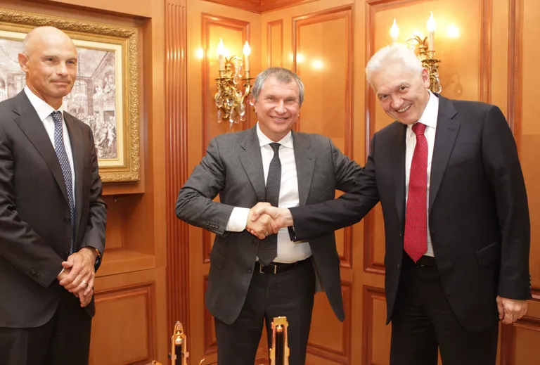 Torbjörn Törnqvist (vasakul), Rosnefti juht Igor Setšin (keskel) ja Gennadi Timtšenko (paremal).