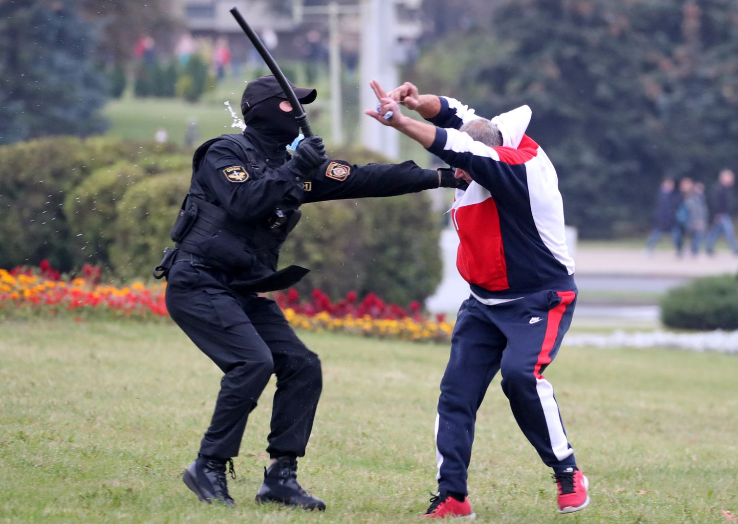 Valgevene märulipolitseinik vahistab meeleavaldajat.