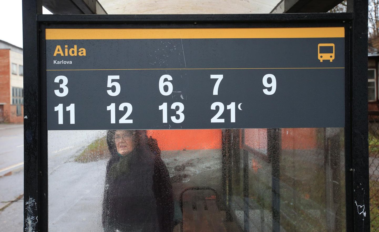 Tartlane Aini Laas kiitis eile Aida peatuses bussi oodates, et uue kujunduse puhul on juba eemalt näha, mis number bussid sealt sõidavad.