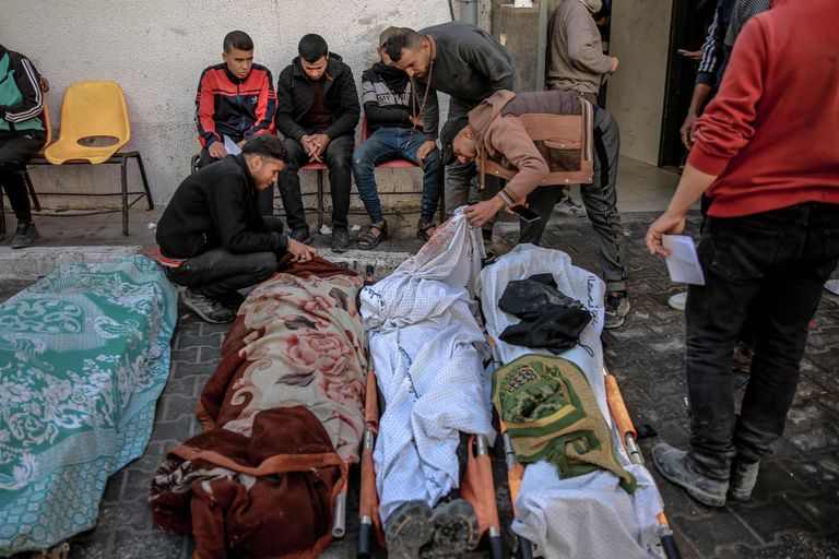 Palestīnieši al Šifas slimnīcas ārpusē identificē Izraēlas uzlidojumos nogalinātos tuviniekus. 2024.gada 15.marts