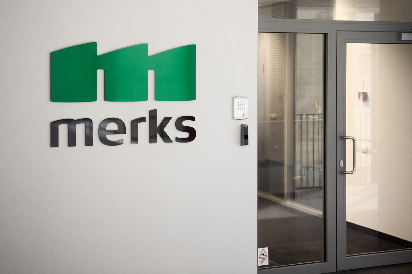 Логотип строительной фирмы Merks.