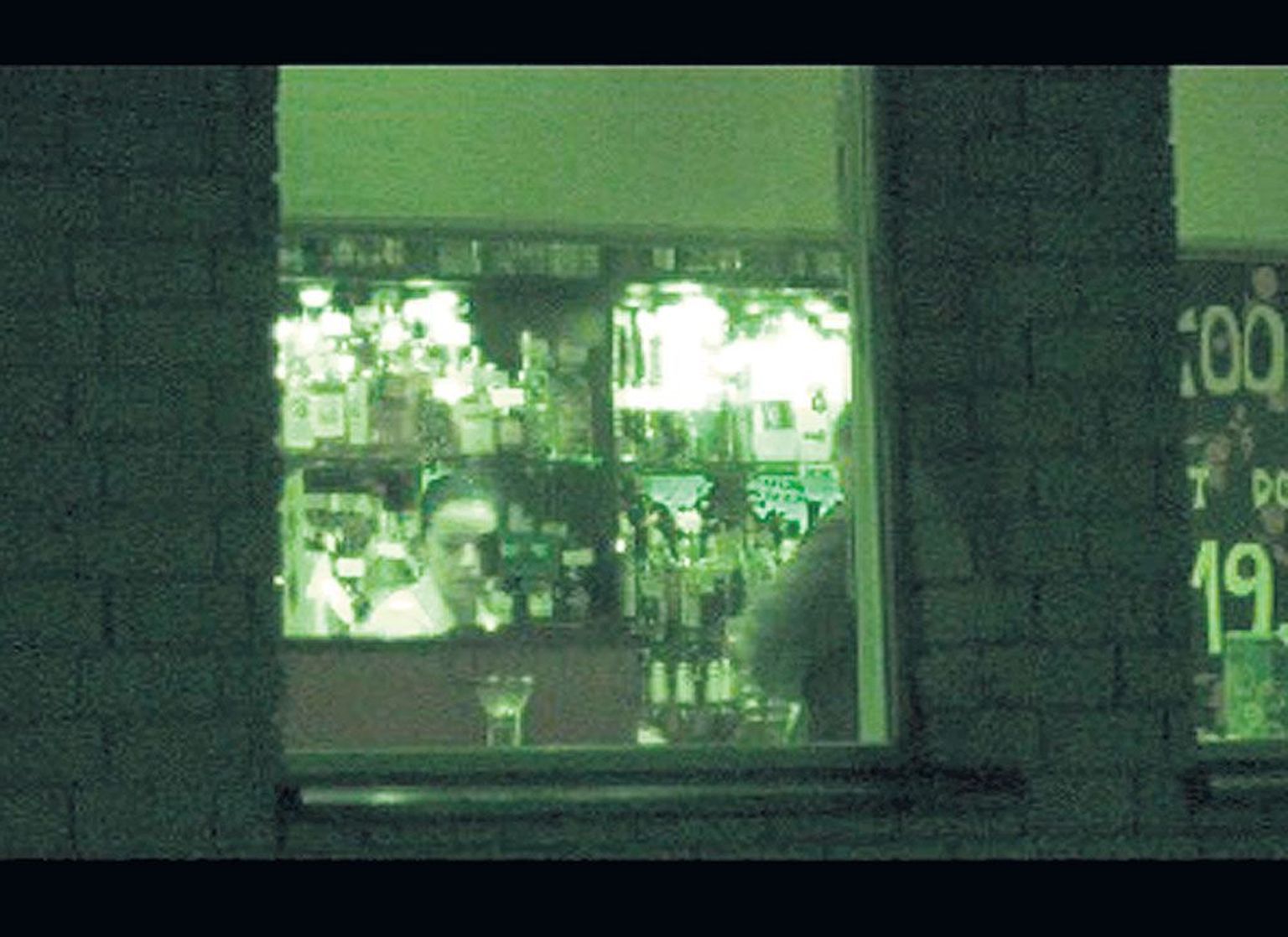 Stoppkaadrid videost, mis kujutab Tartu Postimehe õlleostu 23. oktoobri varahommikul Ringtee 28 tankla kõrvale rajatud kohvikust.