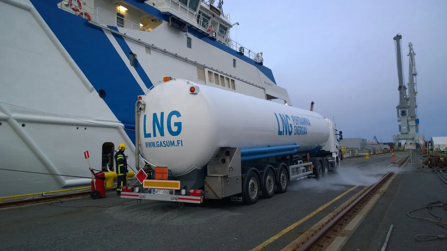 Hamina LNG terminal hakkab ka laevadele LNG tankimise võimalust pakkuma. Praegu tangitakse Soomes LNG-d kasutavaid laevu - pildil piirivalvelaev Turva - sadamates tsisternautode abil.