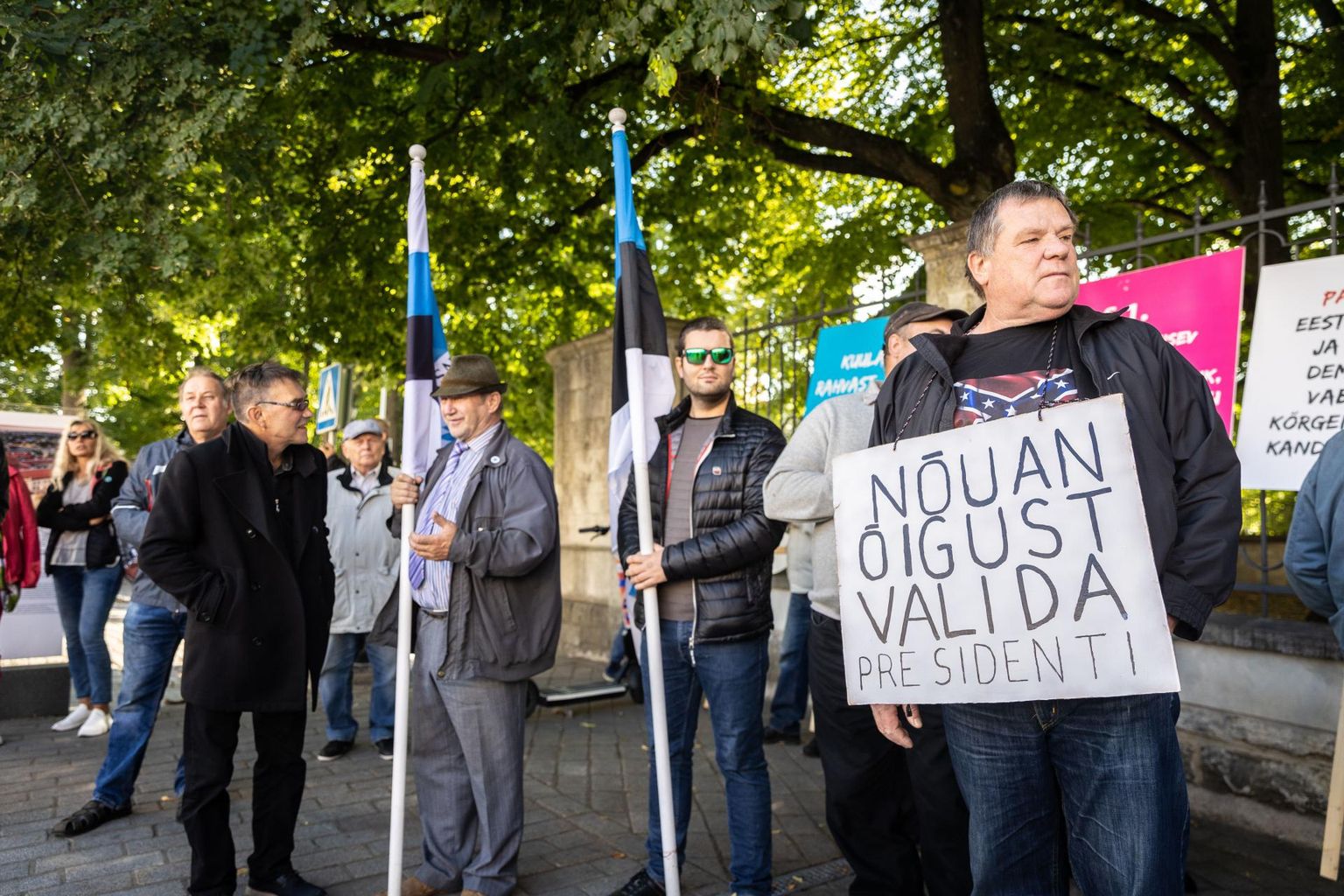 Eesti Konservatiivse Rahvaerakonna meeleavaldus presidendi otsevalimiste toetuseks riigikogu ees augustis.