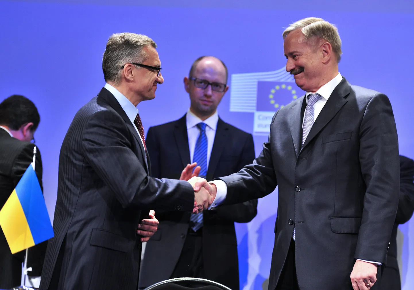 Memorandumi laenutingimuste kohta allkirjastasid Ukraina majandusminister Oleksandr Šlapak ja Euroopa Komisjoni asepresident Siim Kallas. Taustal Ukraina peaministri kt Arseni Jatšenjuk.