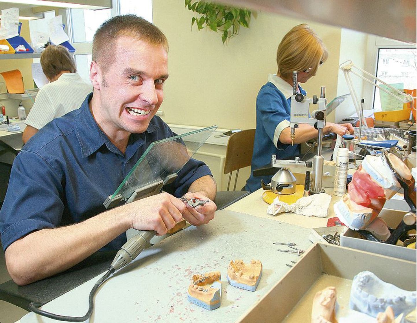 Pärnu Hambapolikliiniku laboris (esiplaanil Martin Roost) on hambatehnikud oma töö liigiti ära jaganud, kes teeb kroone, kes suust eemaldatavaid proteese. Sisuliselt teeb üks hambatehnik ühe proteesi algusest lõpuni valmis.