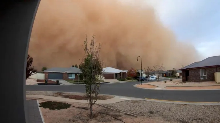 Tolmutorm lähenemas Mildura linnale Lääne-Austraalias.