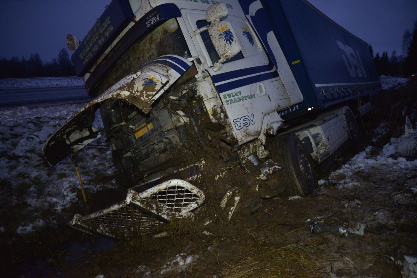 Juhi terviserikke tõttu kraavi sõitnud veoauto