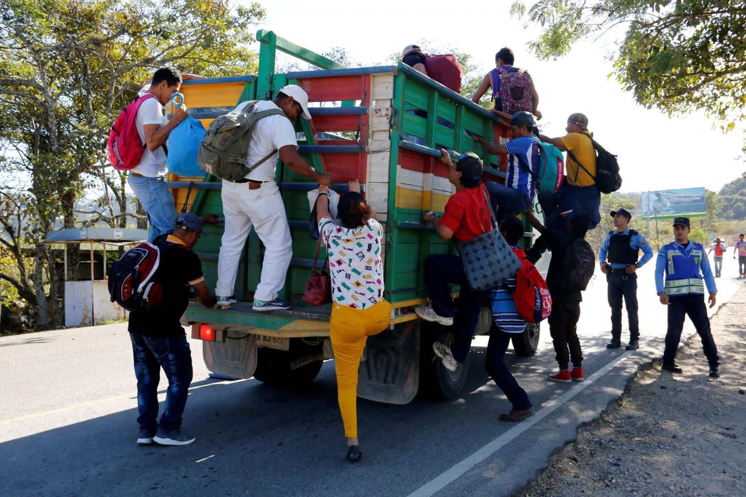 Ameerika Ühendriikidesse jõuda lootvad honduraslased liiguvad ihaldatud maa suunas nii jalgsi kui end sõidukite peale hääletades.