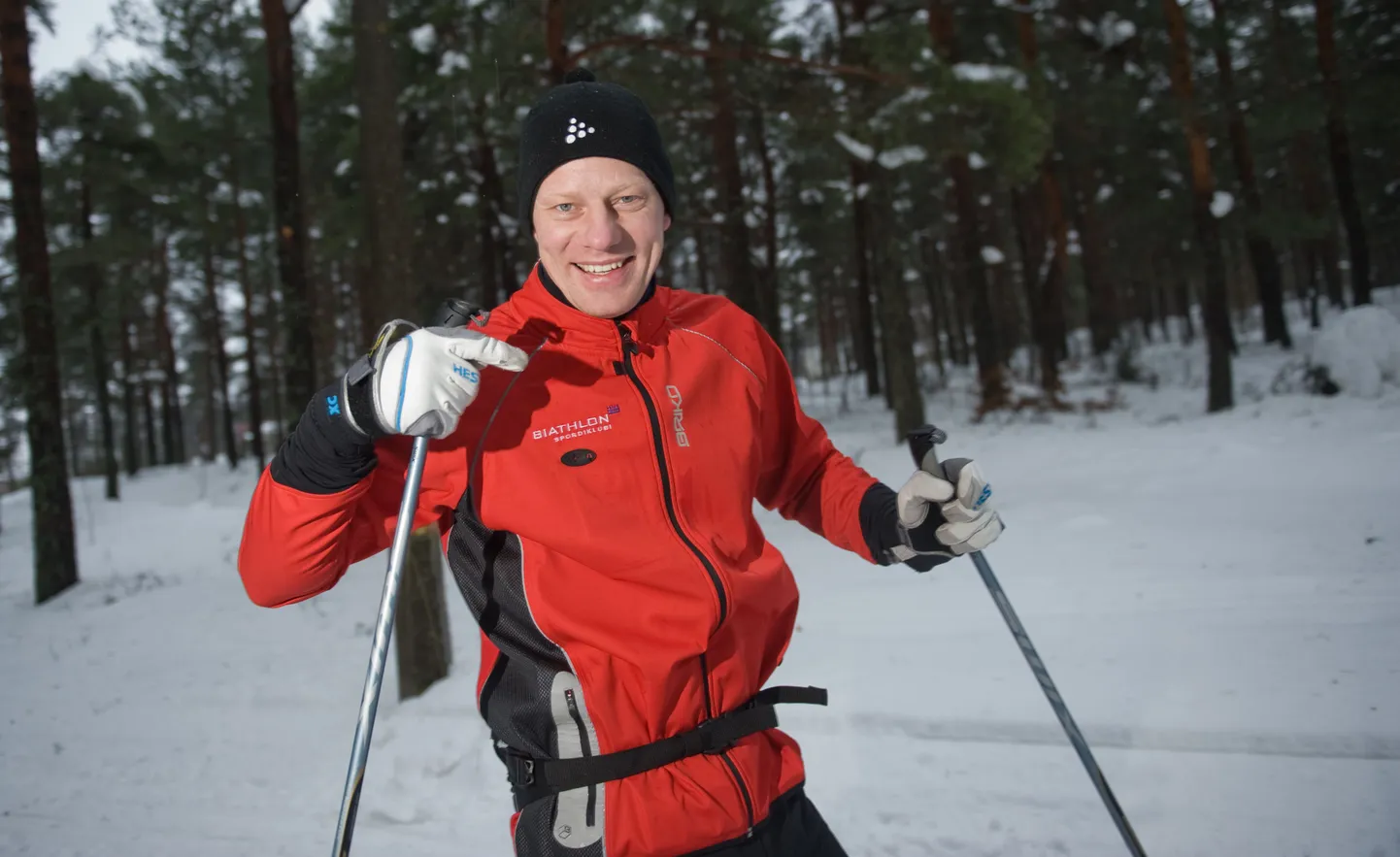 Endine jalgpallur MAREK LEMSALU teeb Nõmme terviseradadel suusatrenni.