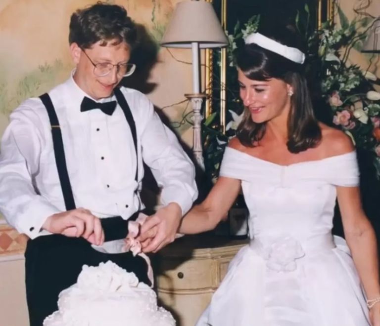 Новобрачные Билл и Мелинда Гейтс разрезают свадебный торт на Гавайах.