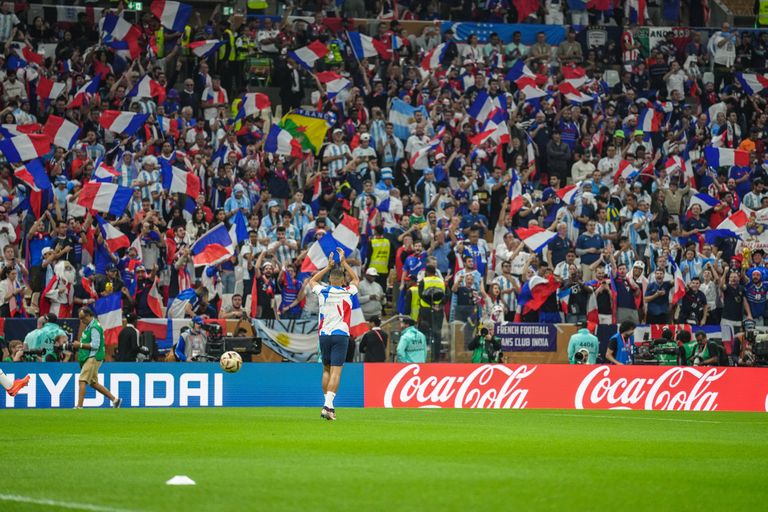 Килиан Мбаппе приветствует болельщиков сборной Франции.