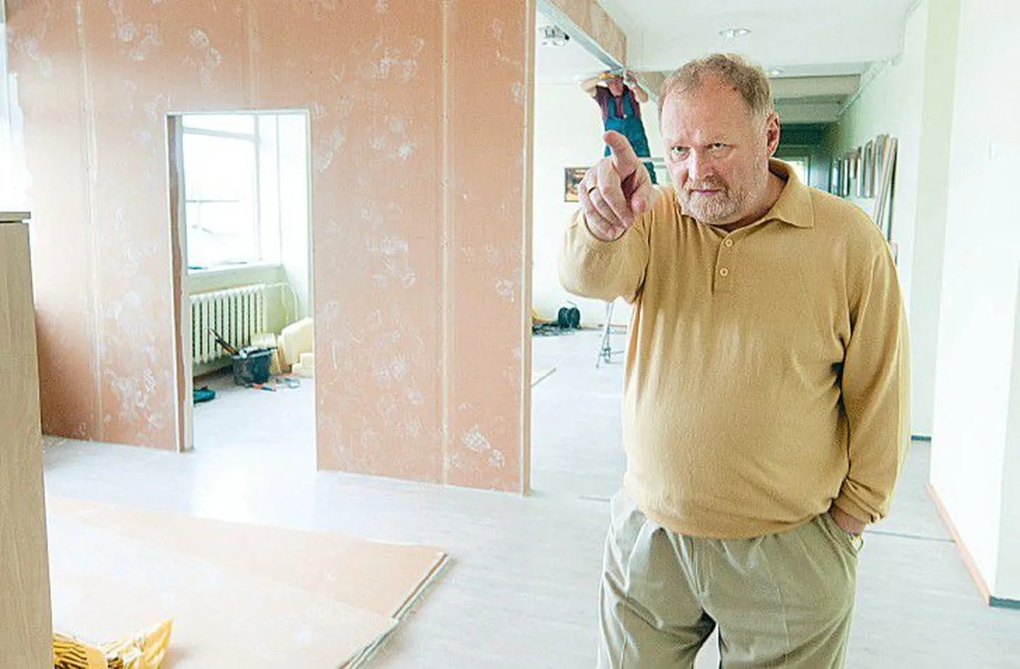 Saue gümnaasiumi direktor Jaan Palumets näitab valmivat õppeklassi, millele võetakse ruumi koridori arvelt.