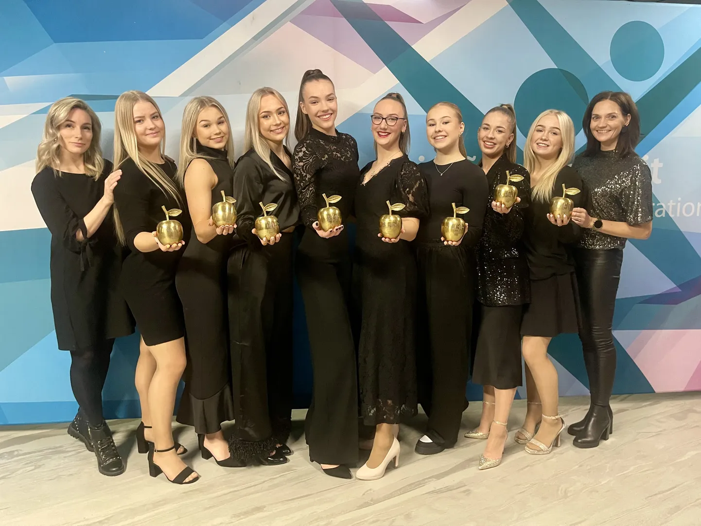 Võidukas Siidisabade võistkond koossseisus treener Elsa Sinijärv (vasakult), Emily Hermann, Liisbet Sorge, Marta Reilson, Liina Sarv, Hanna Mägi, Elis Sarapuu, Maria Terep, Karolina Kuusik, Liisel Perlin.