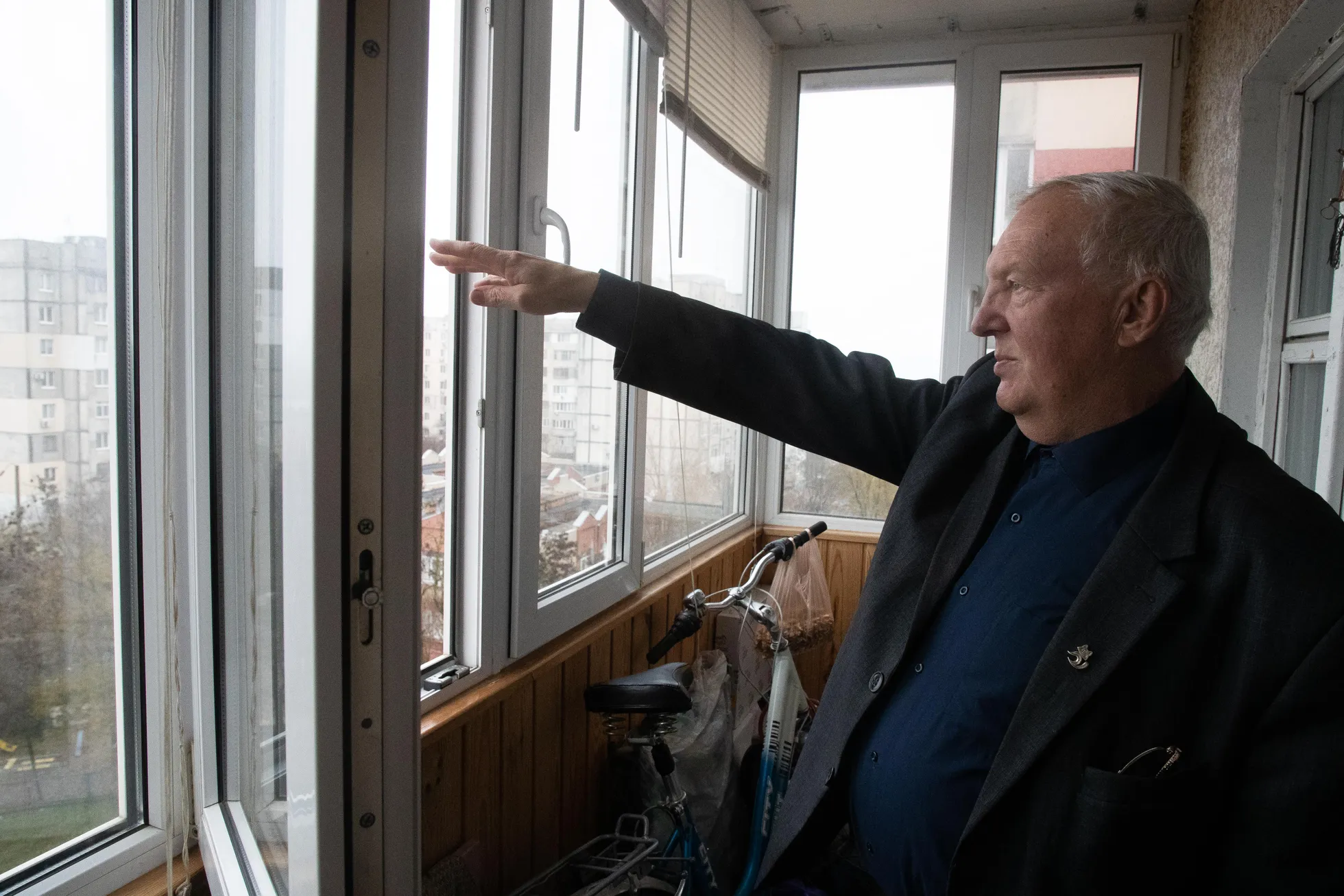 Vladimir korteri rõdul, kust avaneb suurepärane vaade Hersoni-Mõkolajivi maanteele ja seal toimunud Vene sõjaväelaste liikumisele.