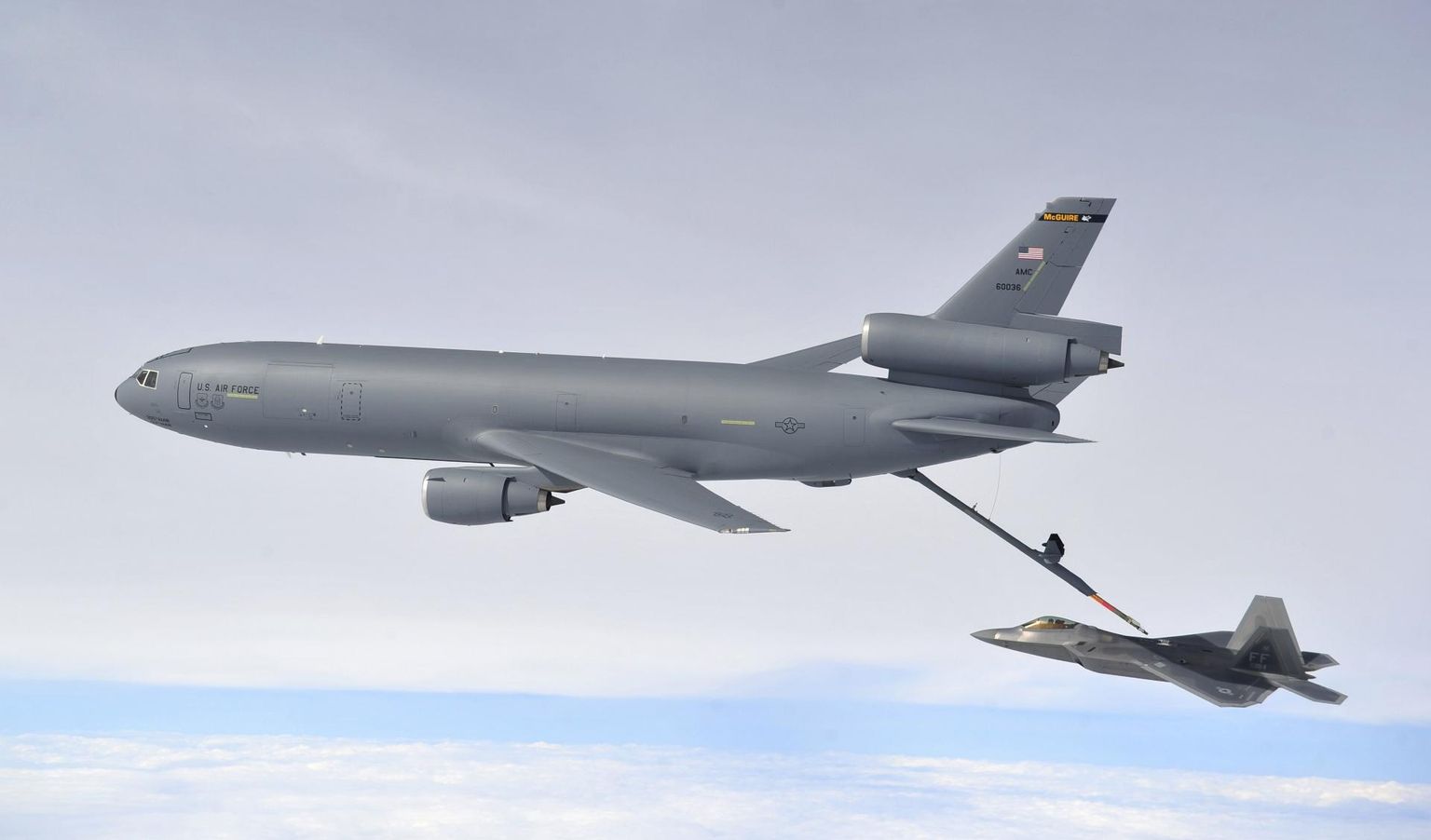 A KC-10 Extender tangib F-22 Raptorit. Kas tulevikus on kütuseks plastmasside töötlemisel saadu?