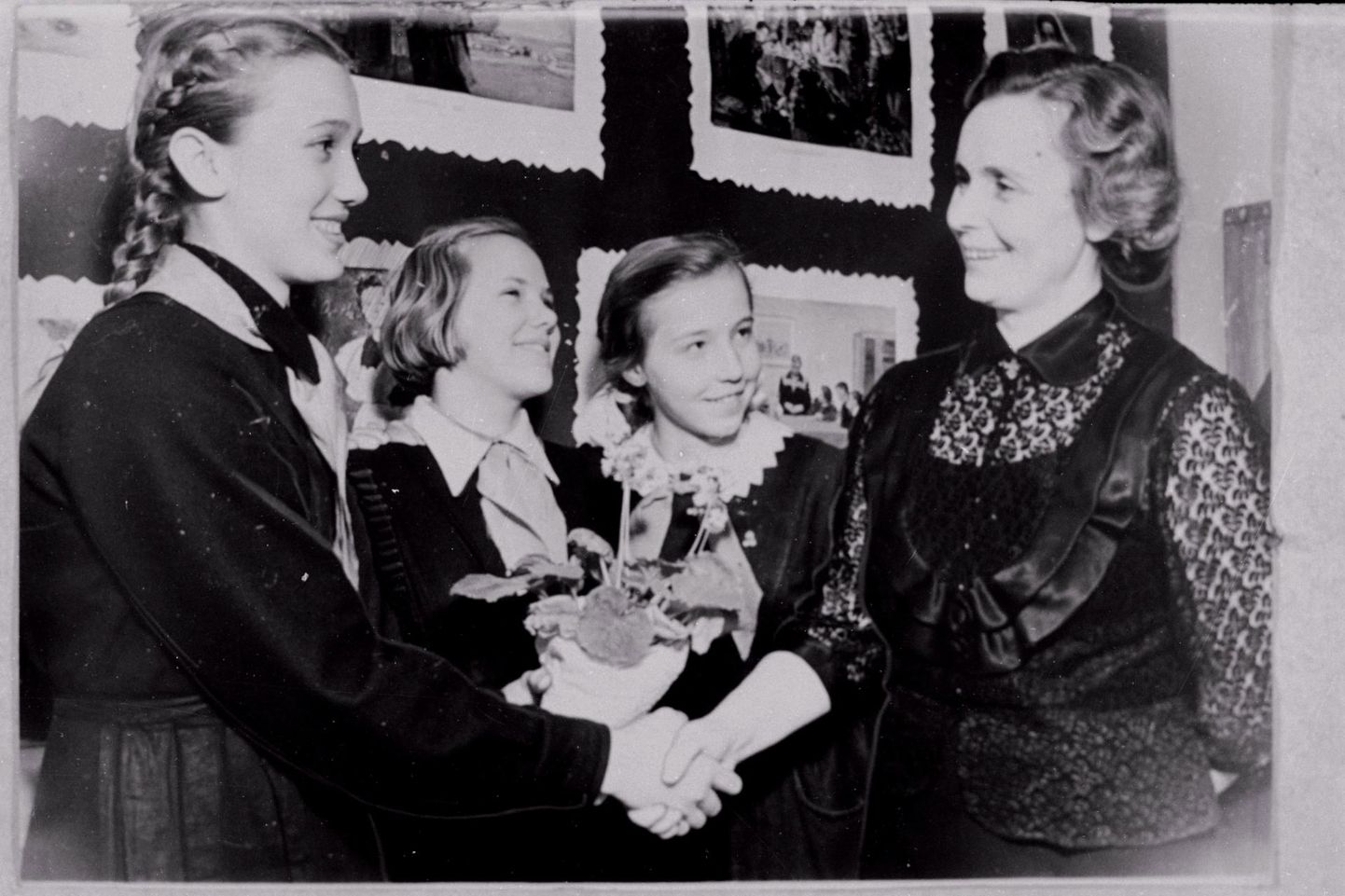 Tallinna 22. keskkooli pioneerid õnnitlevad oma klassijuhatajat rahvusvahelisel naistepäeval. Arhiivifoto 1955. aastast.