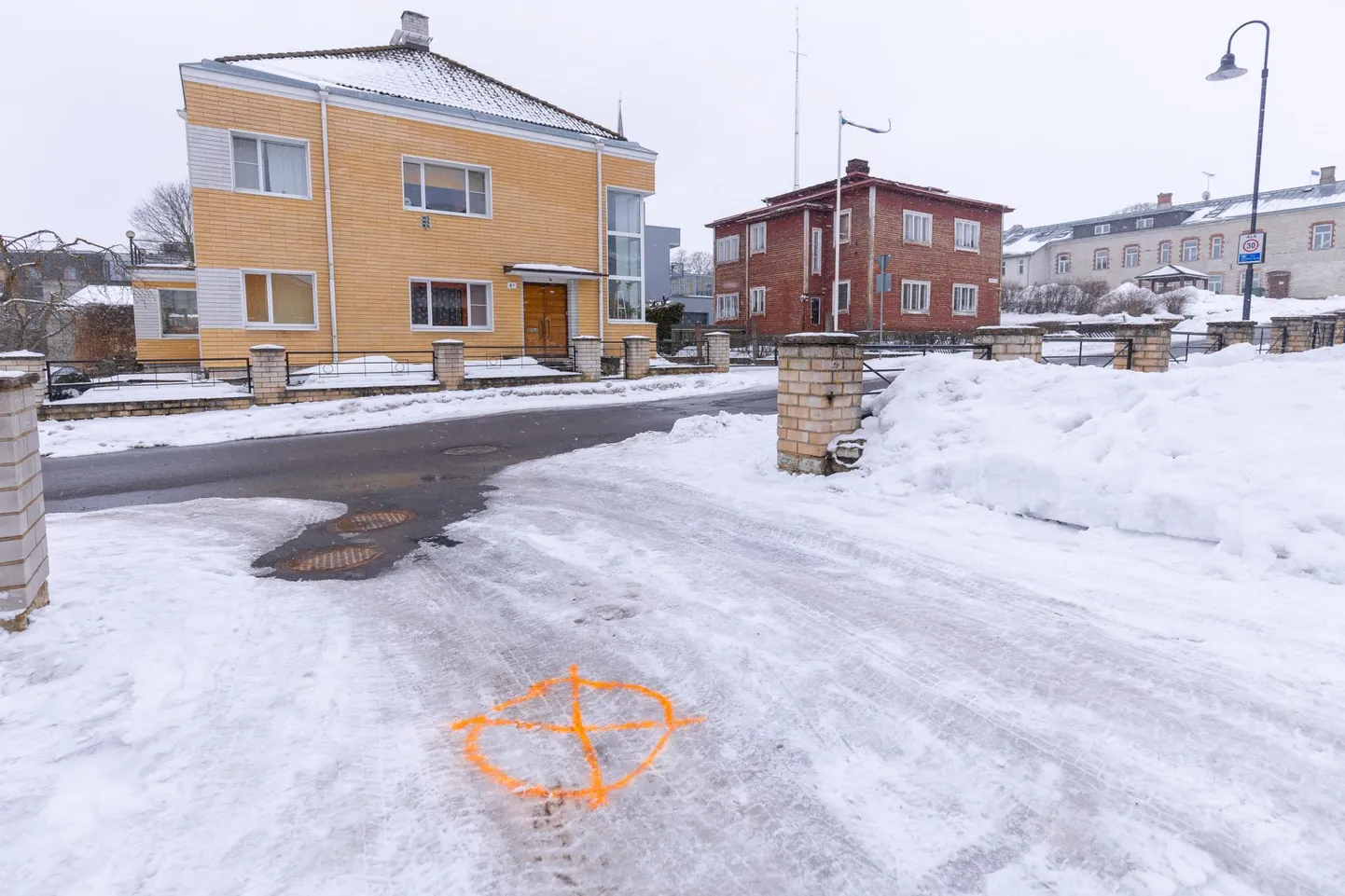 Kaevame siin: Elektrilevi on Posti 3 hoovis ära märkinud koha, kus nende arvates kaabel katki on, kuid maja elanikud ilmselt ei luba oma hoovi järjekordselt üles sonkida. Taamal paistavad Posti 4 ja 4a.