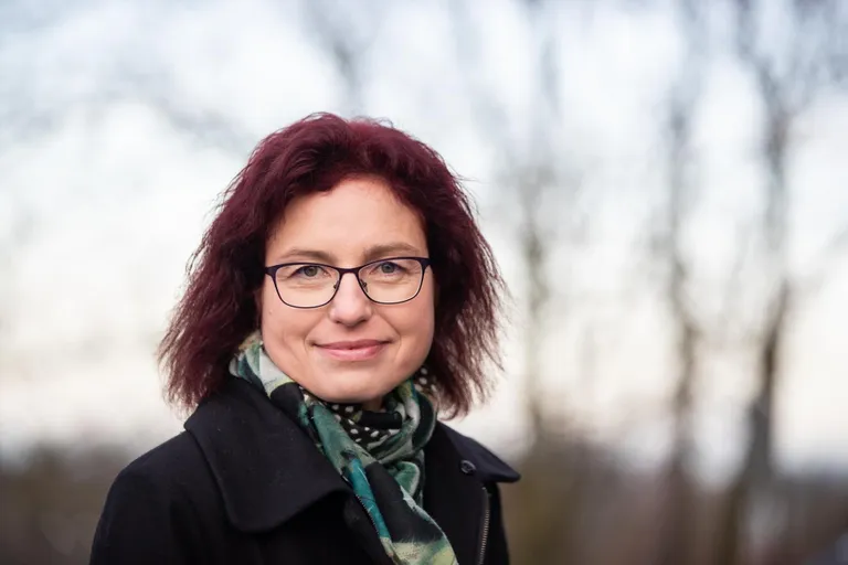 Кайрит Линдмяэ является также членом правления Эстонской ассоциации социальной работы, а ранее была заместителем старейшины Саареской волости по социальным вопросам.