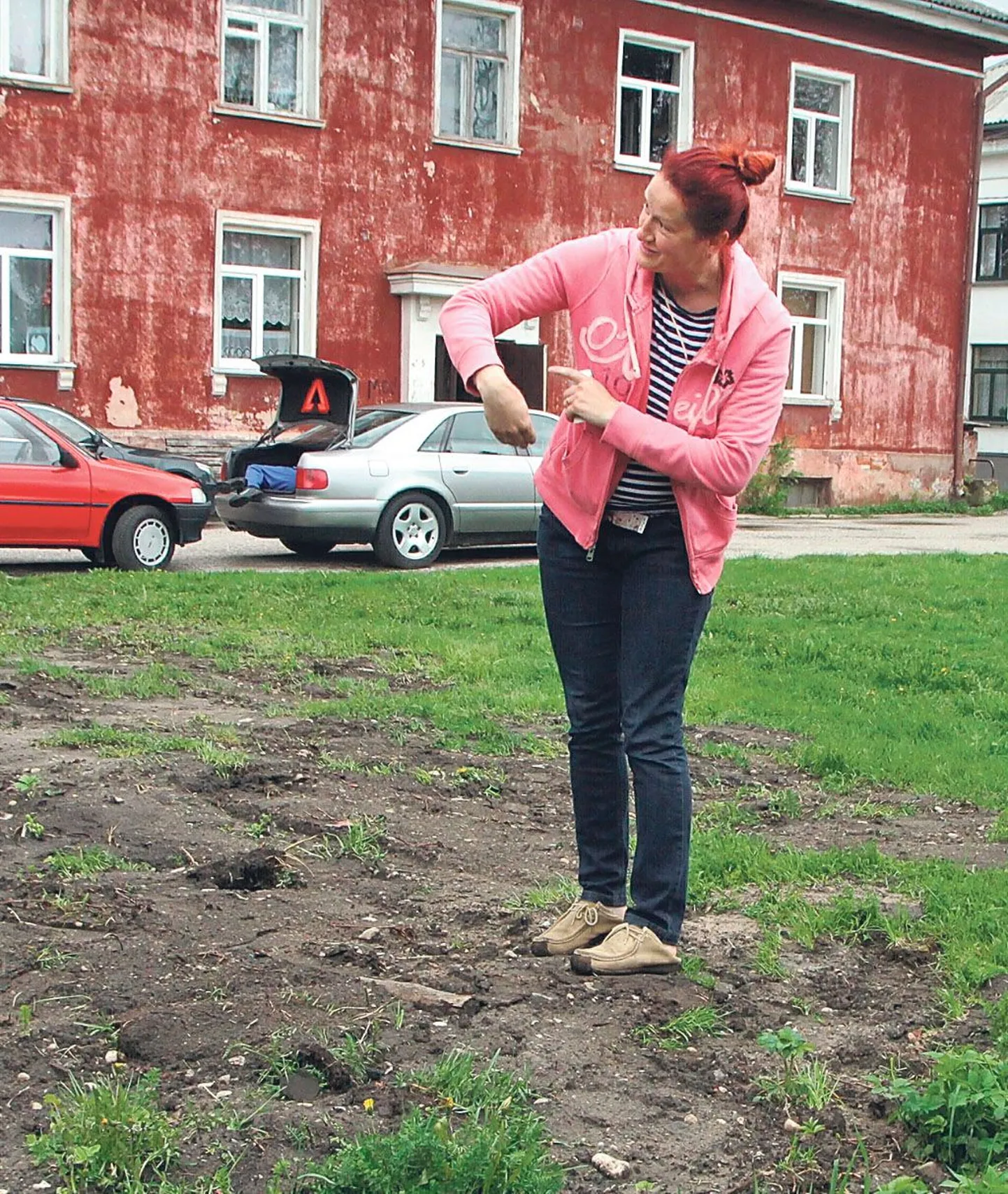 Nüüdseks on koht, kus Annika Burket (pildil) Eve Miti maa seest välja sikutas, mullaga kaetud ega kujuta endast enam ohtu. Ent naaberhoovis varitseb samasugune olmeprügiga täidetud settekaev.