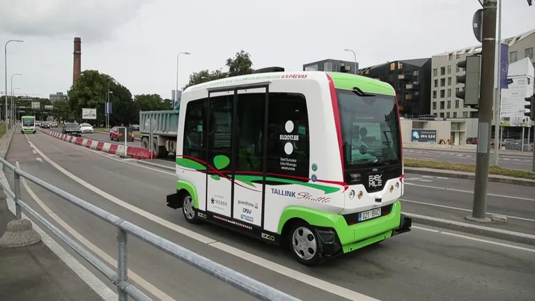 Isejuhtiv buss Tallinnas, mis Eesti ELi eesistumise tarvis käima pandi.