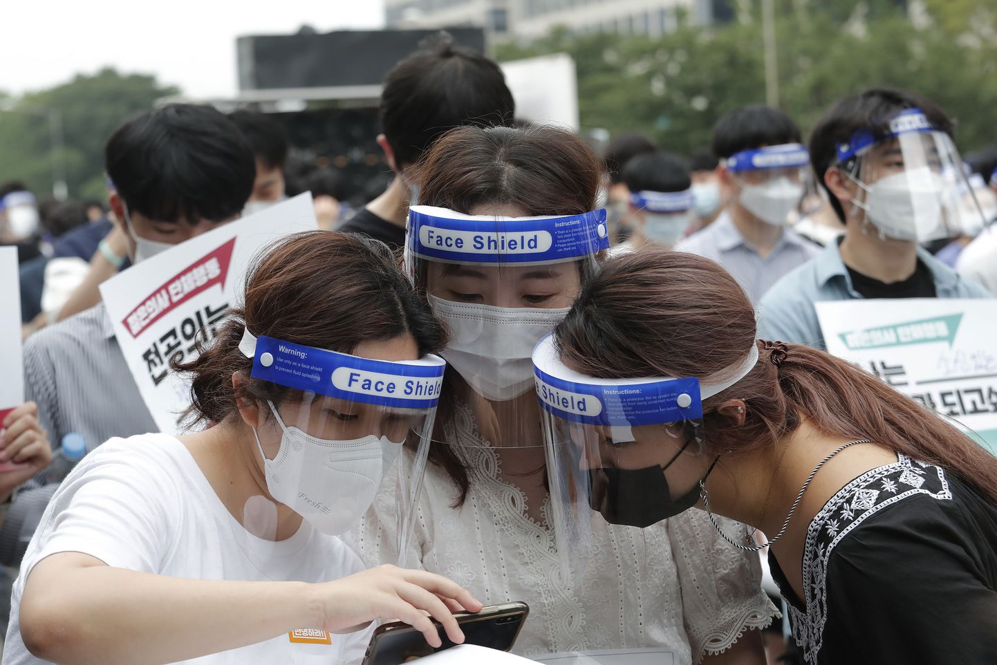 Arst-residendid hetk enne valitsuse koroonapoliitika vastu suunatud meeleavaldust Lõuna-Korea pealinnas Soulis 7. augustil 2020. Tuhanded noored arstid tõstsid häält, et juhtida tähelepanu riigi tervishoiupoliitika ja koroonahaigete raviga seotud puudustele.