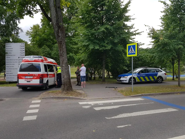 Õnnetult kukkunud tõukerattur kandis kiivrit.