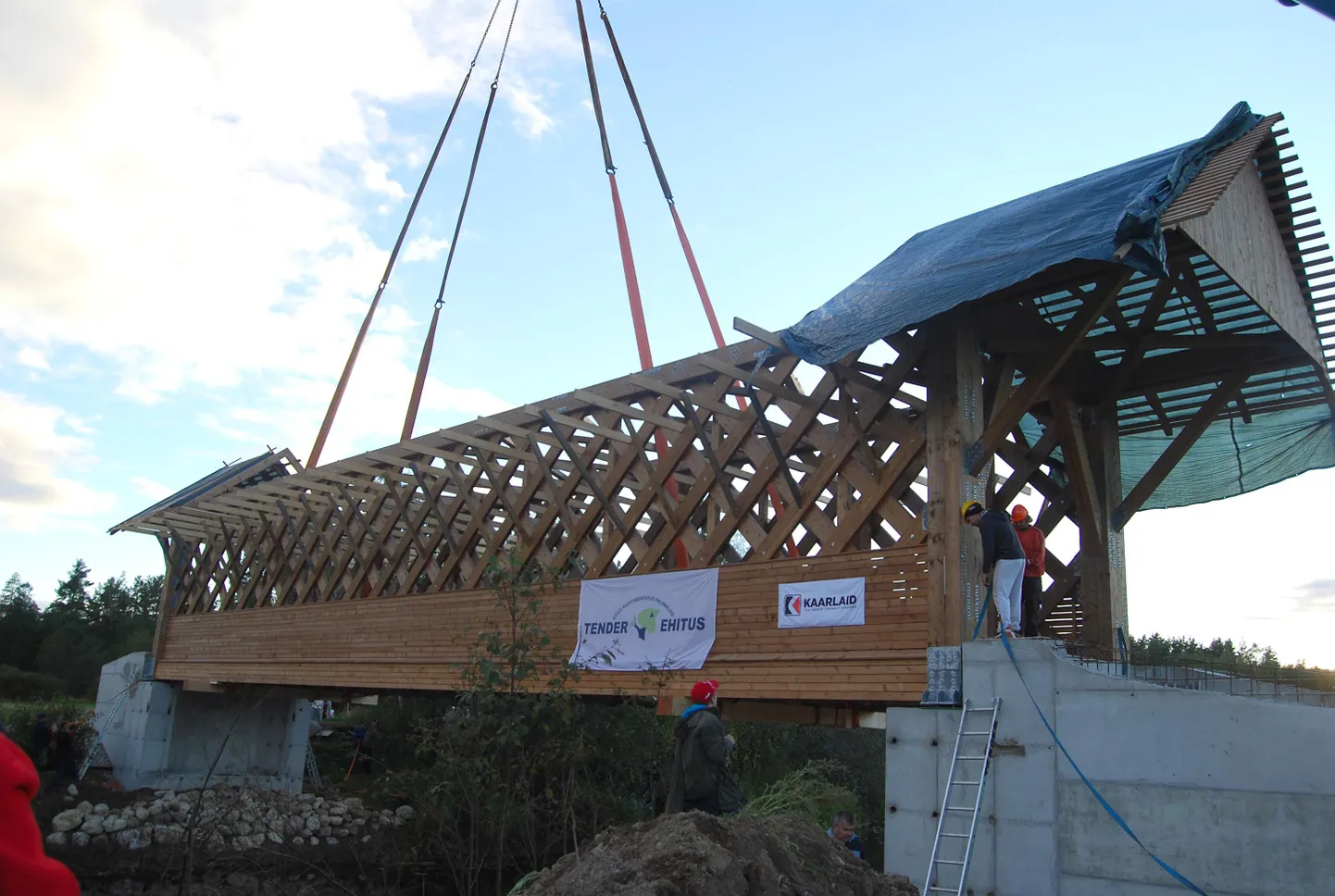 Reede õhtul sai paika Lemmaku sild, millest saab esialgsetel andmetel ainus katusega sild Eestis.