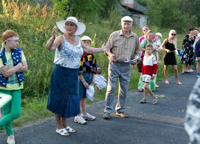 Balti ketist rääkiva lühifilmi võtted. Viljandi lähedal Karula tee ääres vaheklippe, mis lähevad näitamisele Balti ketist veerandsajandi möödumist tähistaval kontserdil. Pildil näitleja Hans Kaldoja, Luule Komissarov.