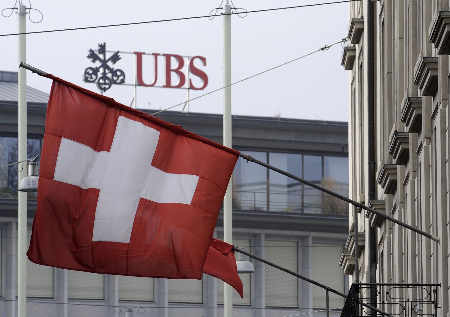 Šveitsi lipud UBSi esinduse lähedal Zürichis