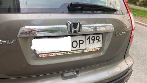 Новый тренд на эстонских дорогах? Водитель заклеил флаг РФ на номерном знаке автомобиля