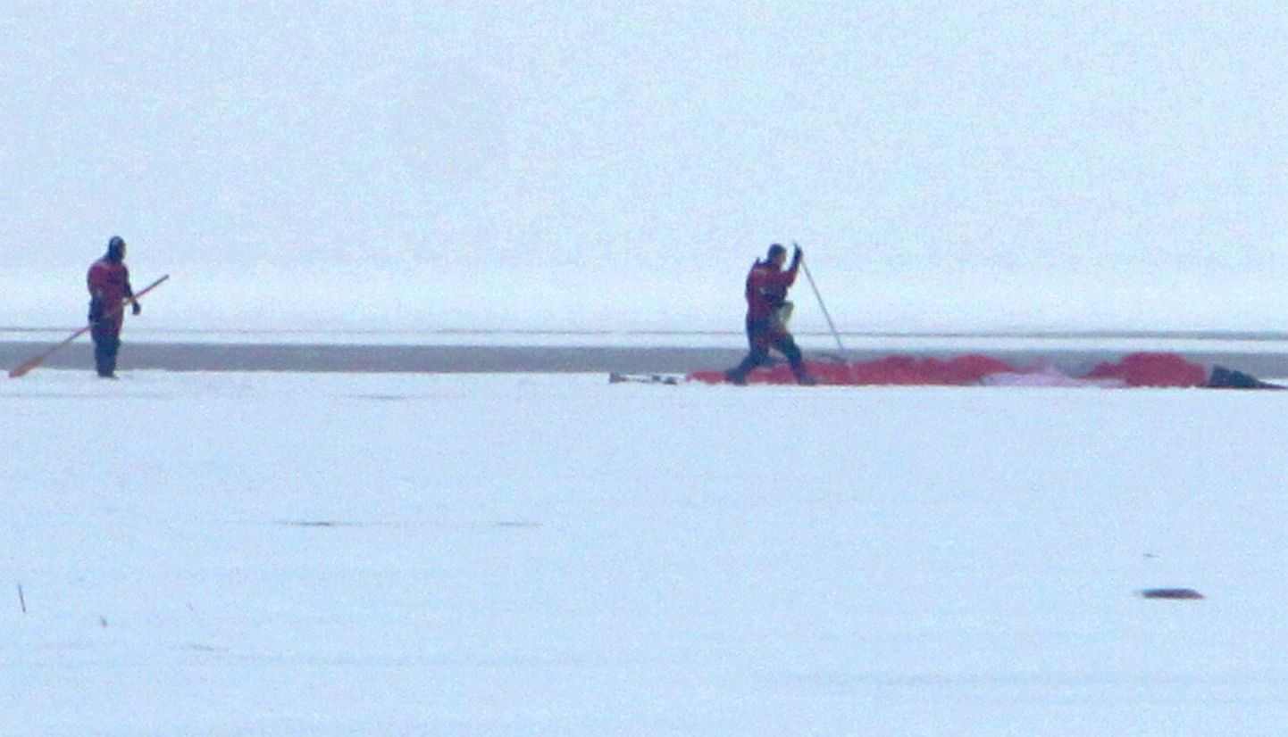 Läbi jää merre vajunud paraplaanisõitja päästmine Vana-Pärnus.