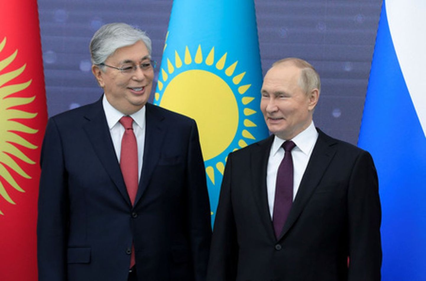 Kazahstānas prezidents Kasims Žomarts Tokajevs un Krievijas prezidents Vladimirs Putins