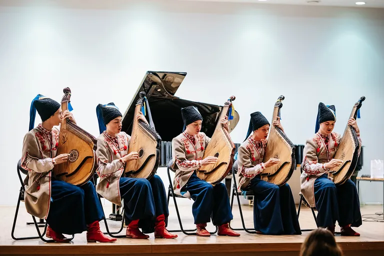 Noslēguma koncertā muzicē bandūristu ansamblis.