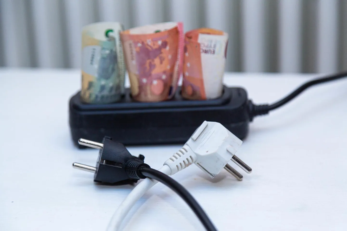 Hüppeliselt kasvanud elektriarved neelavad inimeste kontodelt seninägemata summasid.